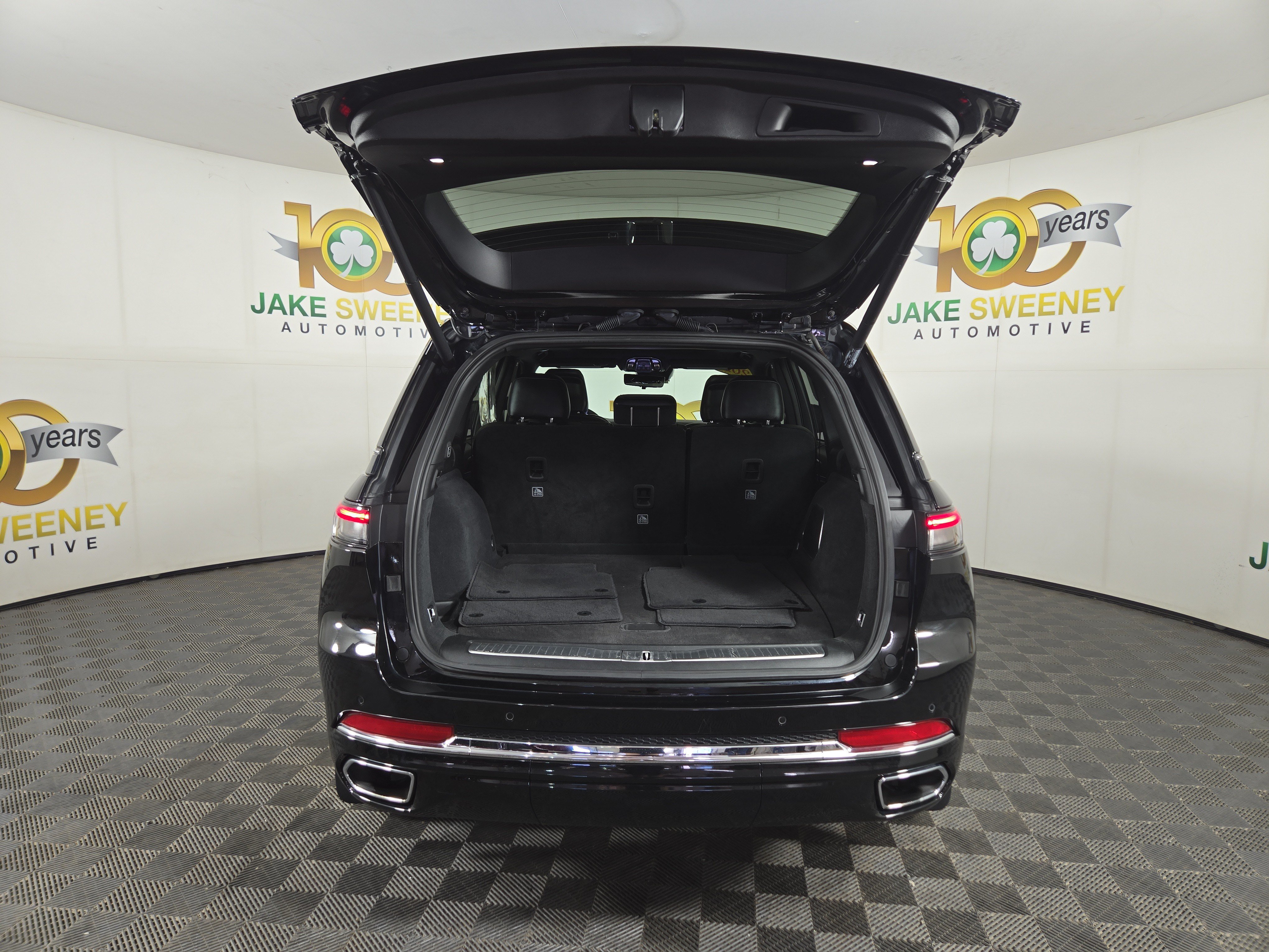 Used 2023 Jeep Grand Cherokee Overland w/ Luxury Tech Group IV AWD/4WD image 37
