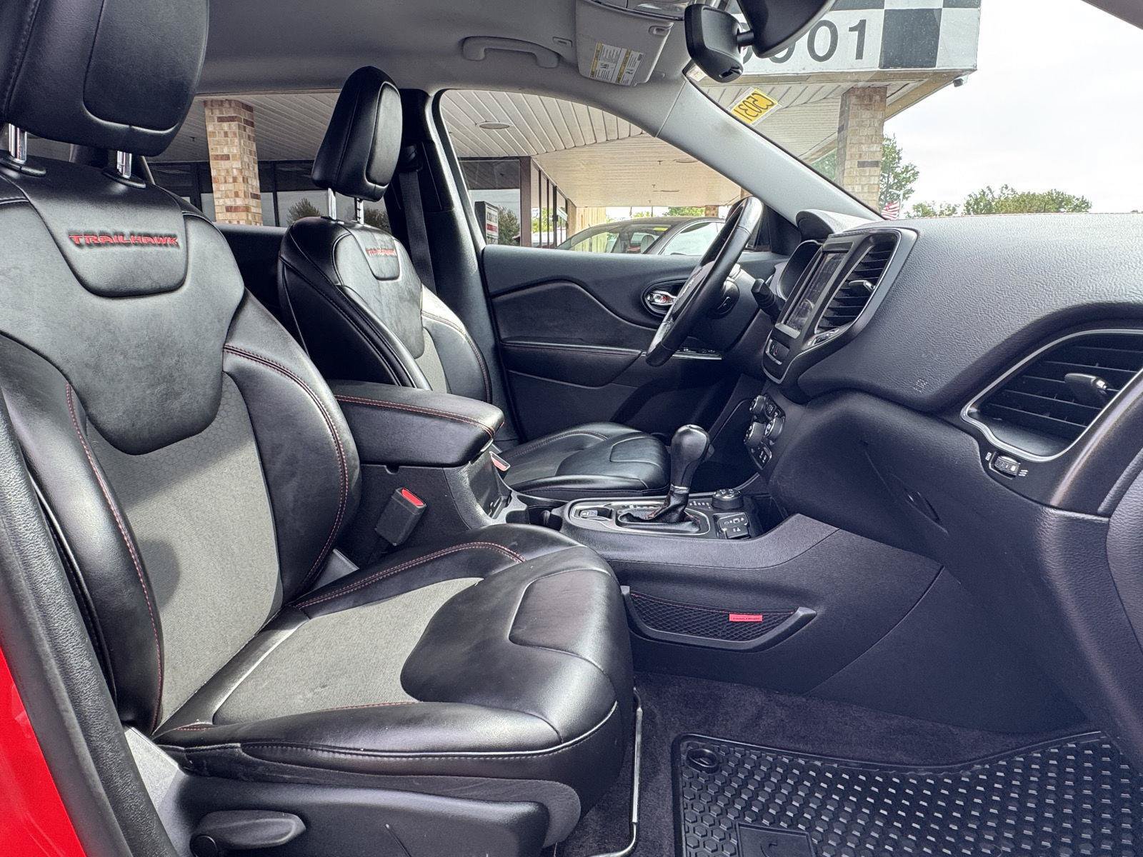 Used 2019 Jeep Cherokee Trailhawk w/ Cold Weather Group AWD/4WD image 27