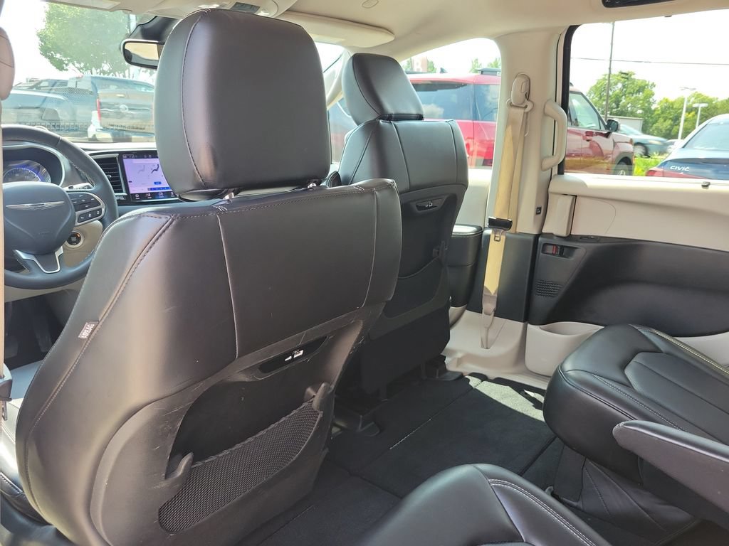 Used 2023 Chrysler Pacifica Touring-L FWD image 14