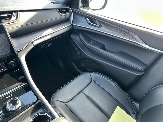 Used 2025 Jeep Grand Cherokee L Limited w/ Black Appearance Package image 29