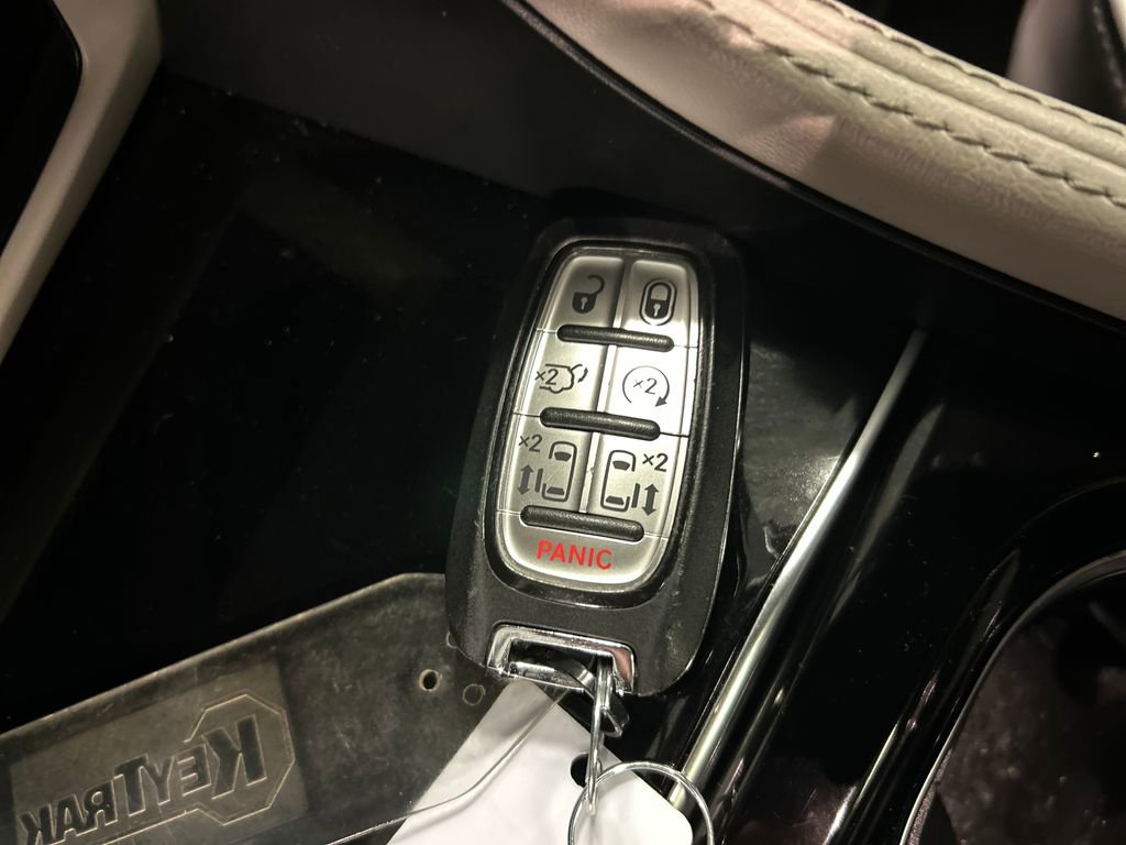 Used 2024 Chrysler Pacifica Limited image 22