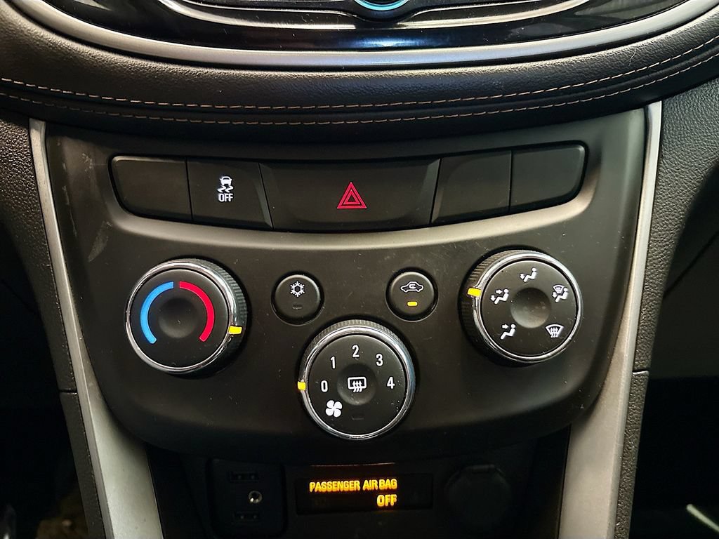 Used 2020 Chevrolet Trax LT w/ LT Convenience Package AWD/4WD image 15