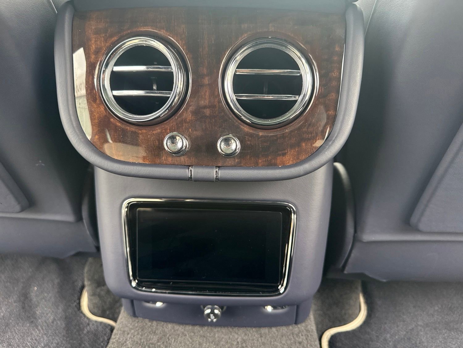 Used 2025 Bentley Bentayga AWD/4WD image 16