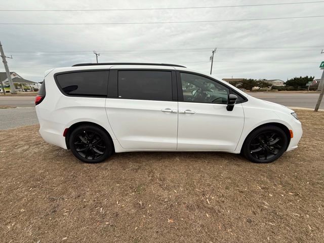 Used 2025 Chrysler Pacifica Limited image 8