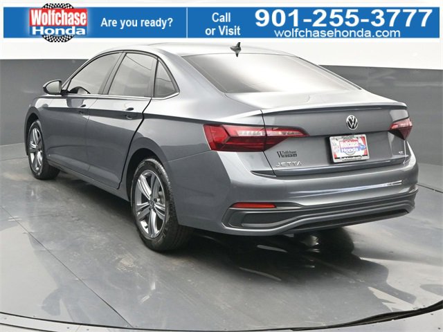 Used 2024 Volkswagen Jetta SE w/ Panoramic Sunroof Package image 4