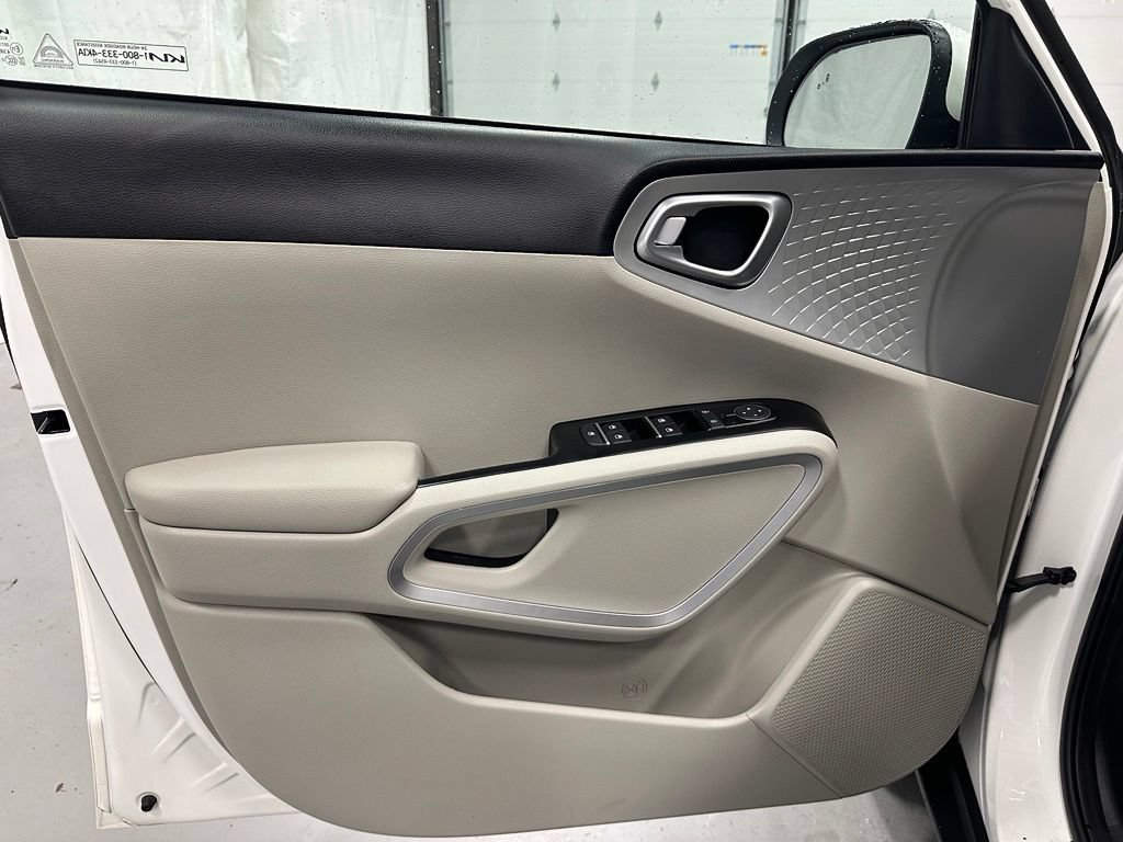 Used 2023 Kia Soul LX w/ LX Technology Package FWD image 8