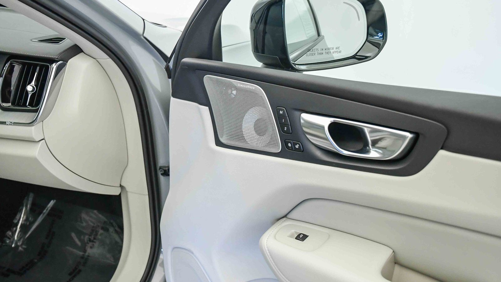 Certified 2025 Volvo XC60 B5 Ultra w/ Protection Package Premier image 19