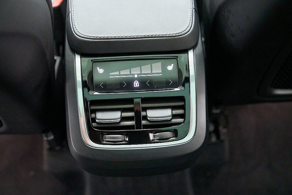 Certified 2025 Volvo XC90 B6 Plus AWD/4WD image 24