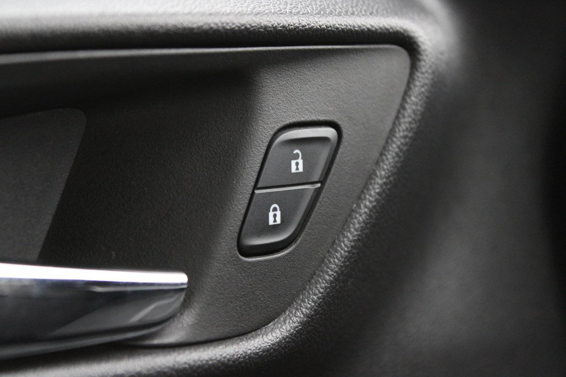 Used 2025 Chevrolet Trax LT FWD image 24