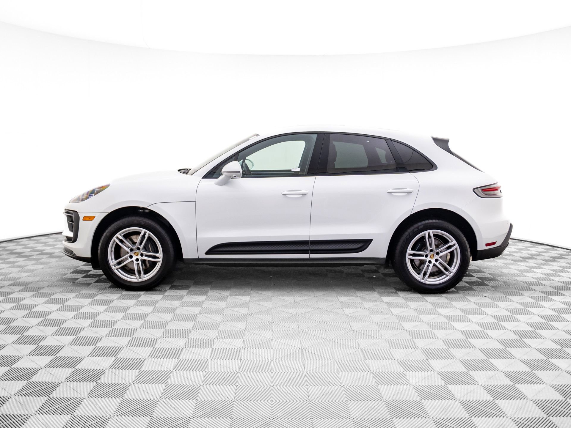 Certified 2025 Porsche Macan image 2