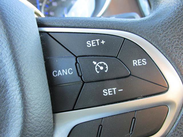 Used 2017 Chrysler Pacifica Touring w/ Tire & Wheel Group FWD image 15