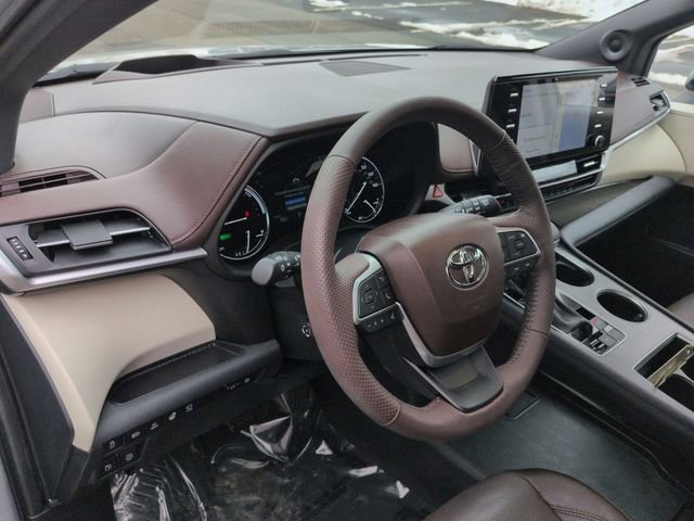 Used 2024 Toyota Sienna Platinum image 10