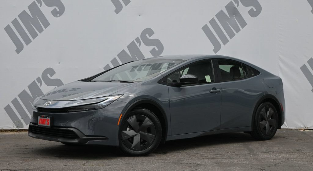 Used 2025 Toyota Prius LE FWD image 1