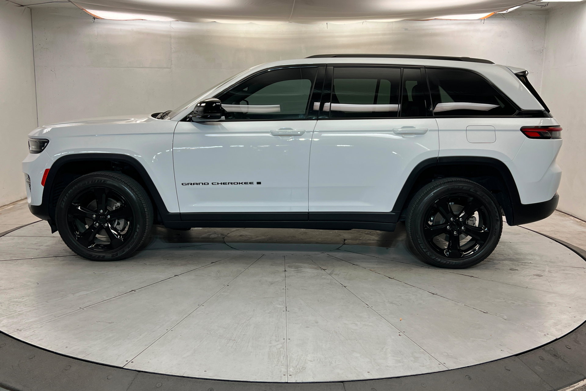 Used 2023 Jeep Grand Cherokee Altitude AWD/4WD image 2