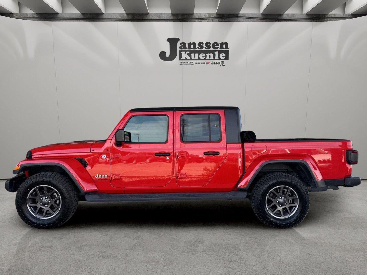 Used 2020 Jeep Gladiator Overland AWD/4WD image 1