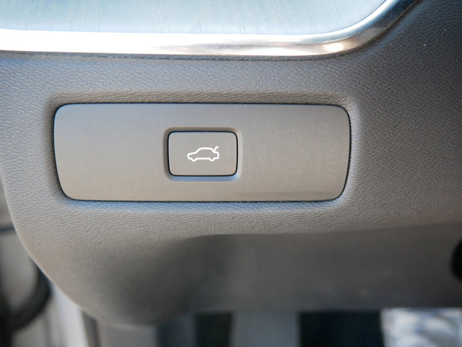 Certified 2025 Volvo XC60 B5 Plus AWD/4WD image 28