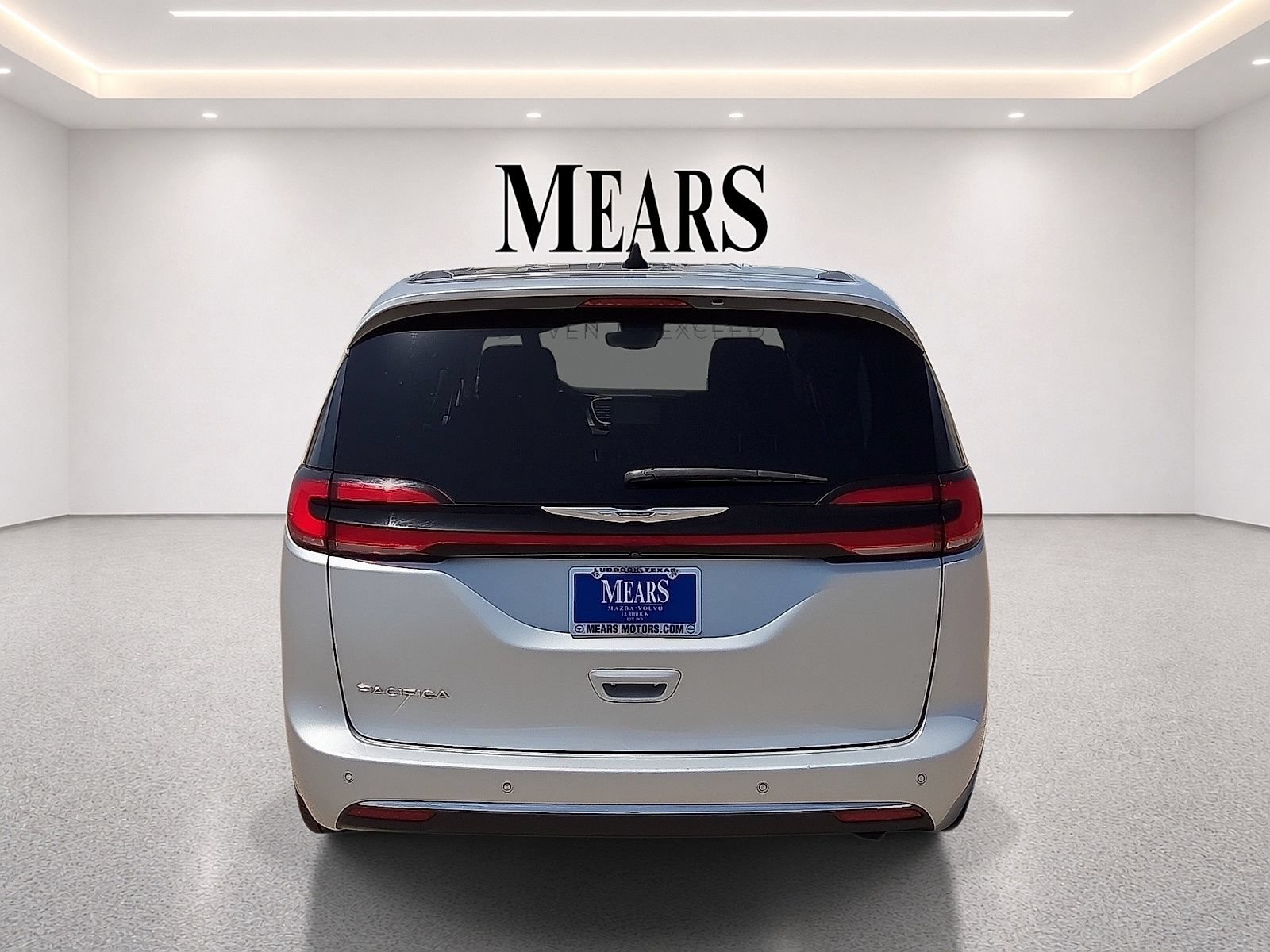 Used 2024 Chrysler Pacifica Touring-L FWD image 4