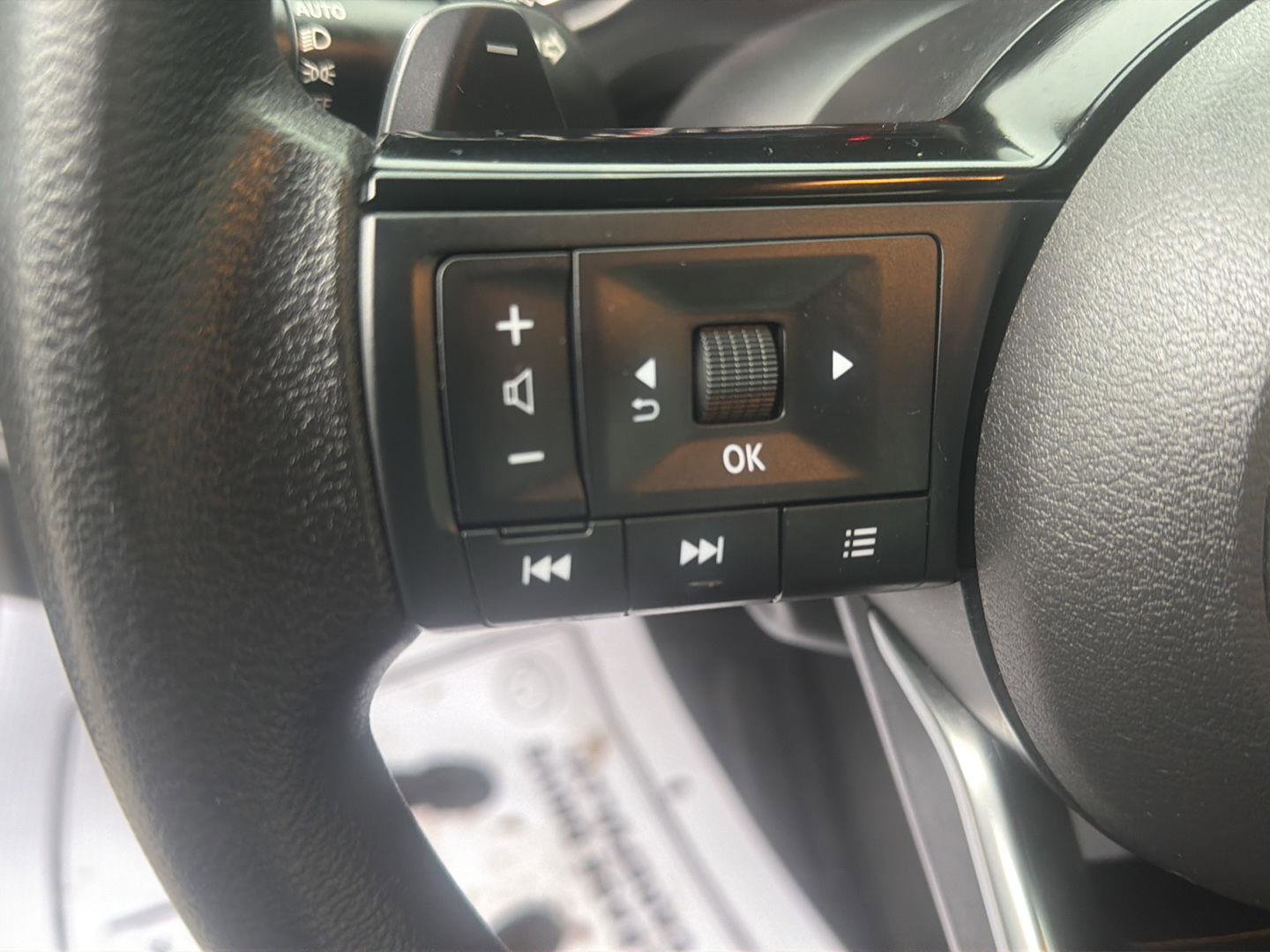 Used 2022 Nissan Rogue SV image 17