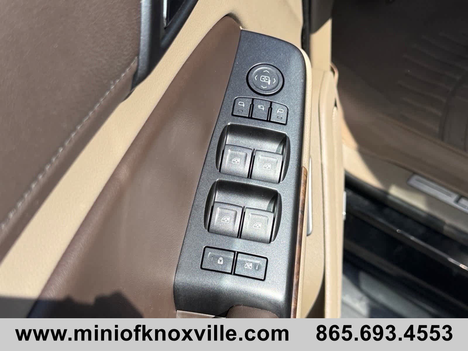 Used 2017 Chevrolet Suburban LT w/ Luxury Package RWD image 12