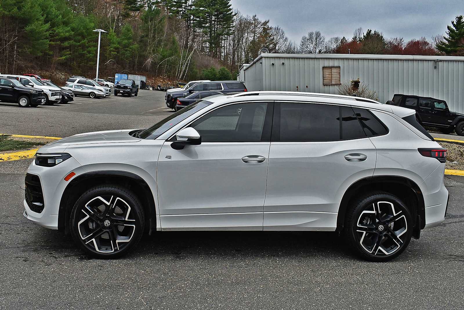 Used 2026 Volkswagen Tiguan SEL R-Line AWD/4WD image 4