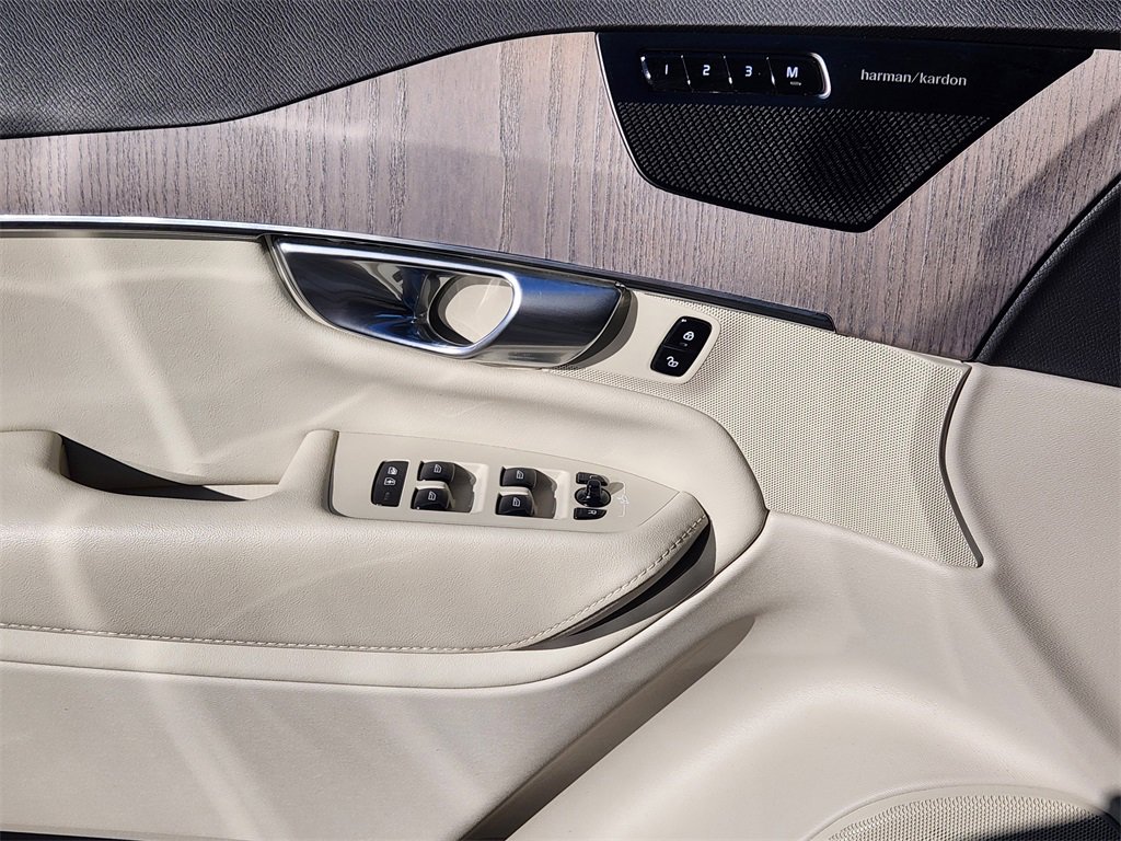 Used 2023 Volvo XC90 B6 Plus w/ Protection Package Premier image 3