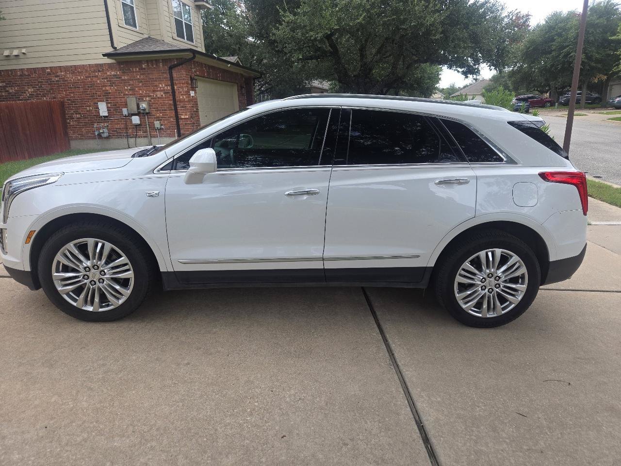 Used 2017 Cadillac XT5 Premium Luxury FWD image 4