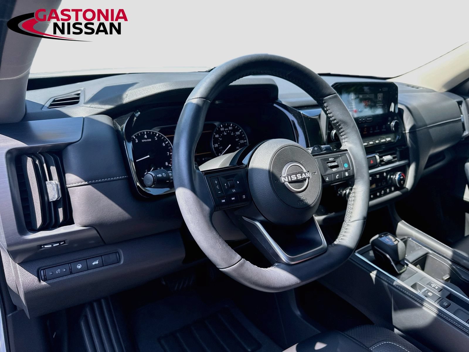 Used 2025 Nissan Pathfinder SL w/ Black Appearance Package FWD image 11