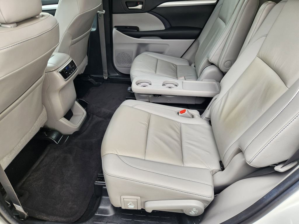 Used 2019 Toyota Highlander XLE image 29