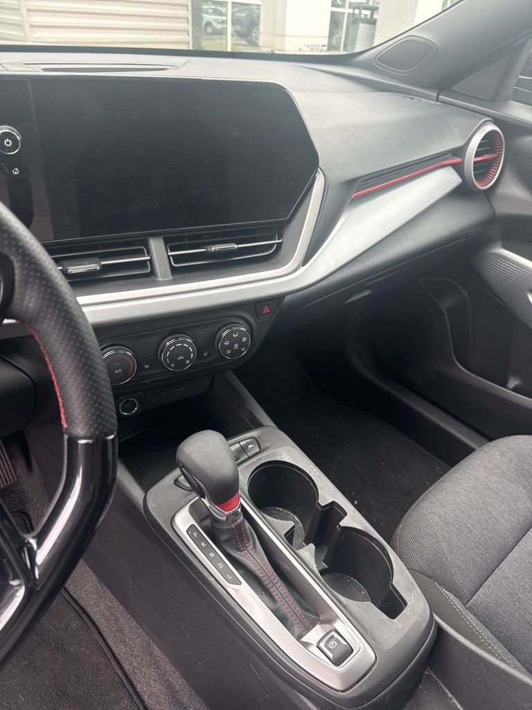 Used 2024 Chevrolet Trax RS w/ Sunroof Package FWD image 2