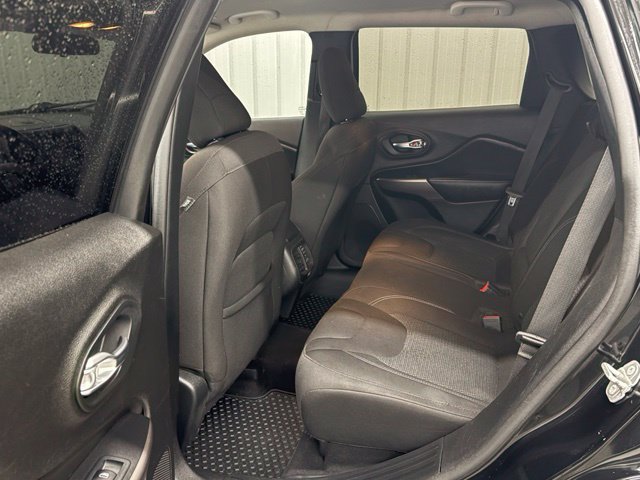 Used 2019 Jeep Cherokee Latitude w/ Cold Weather Group FWD image 10