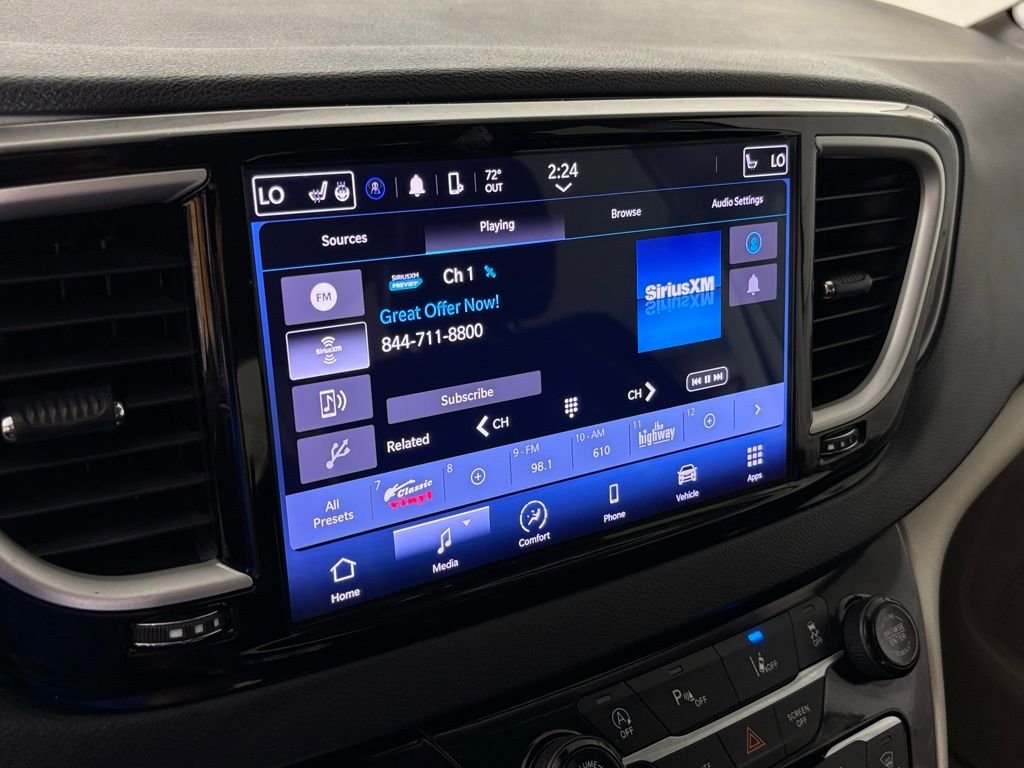 Used 2023 Chrysler Pacifica Touring-L image 26
