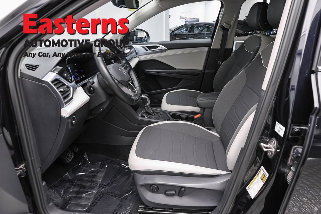 Used 2025 Volkswagen Taos SE FWD image 15