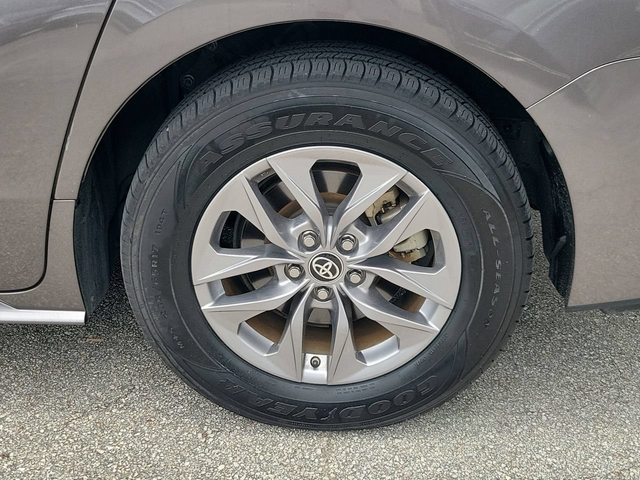 Used 2024 Toyota Sienna XLE FWD image 5