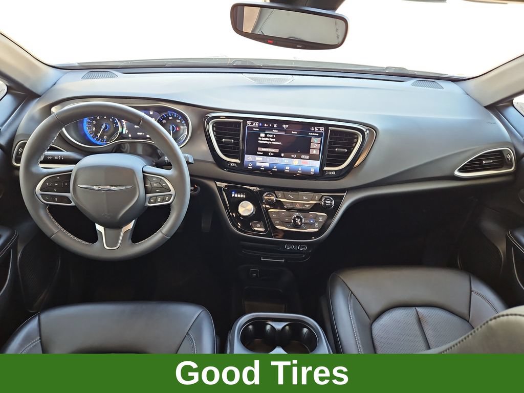 Used 2025 Chrysler Pacifica Select FWD image 9