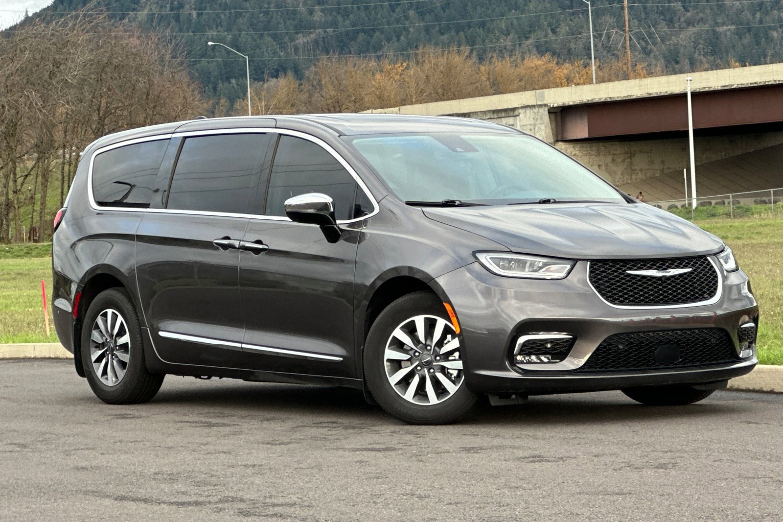 Used 2023 Chrysler Pacifica Limited w/ Uconnect Theater Family Group