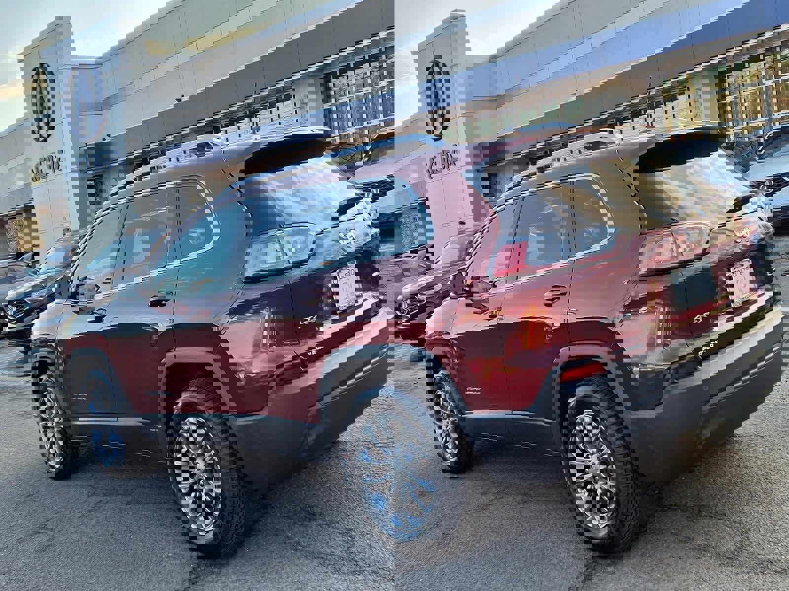 Used 2019 Jeep Cherokee Latitude Plus w/ Cold Weather Group image 5