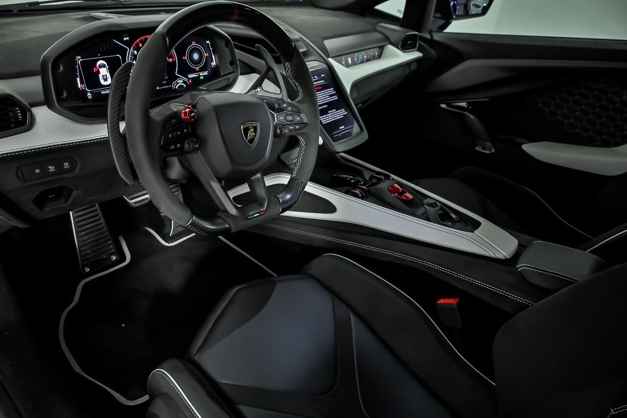 Used 2024 Lamborghini Revuelto image 28