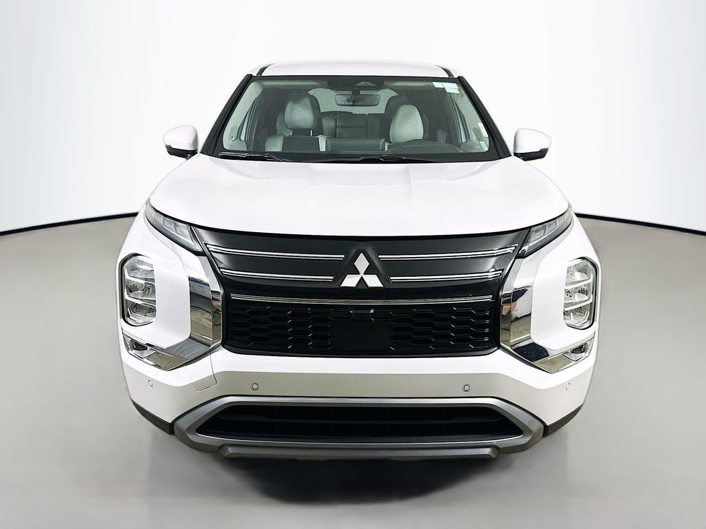 Used 2025 Mitsubishi Outlander SE FWD image 2
