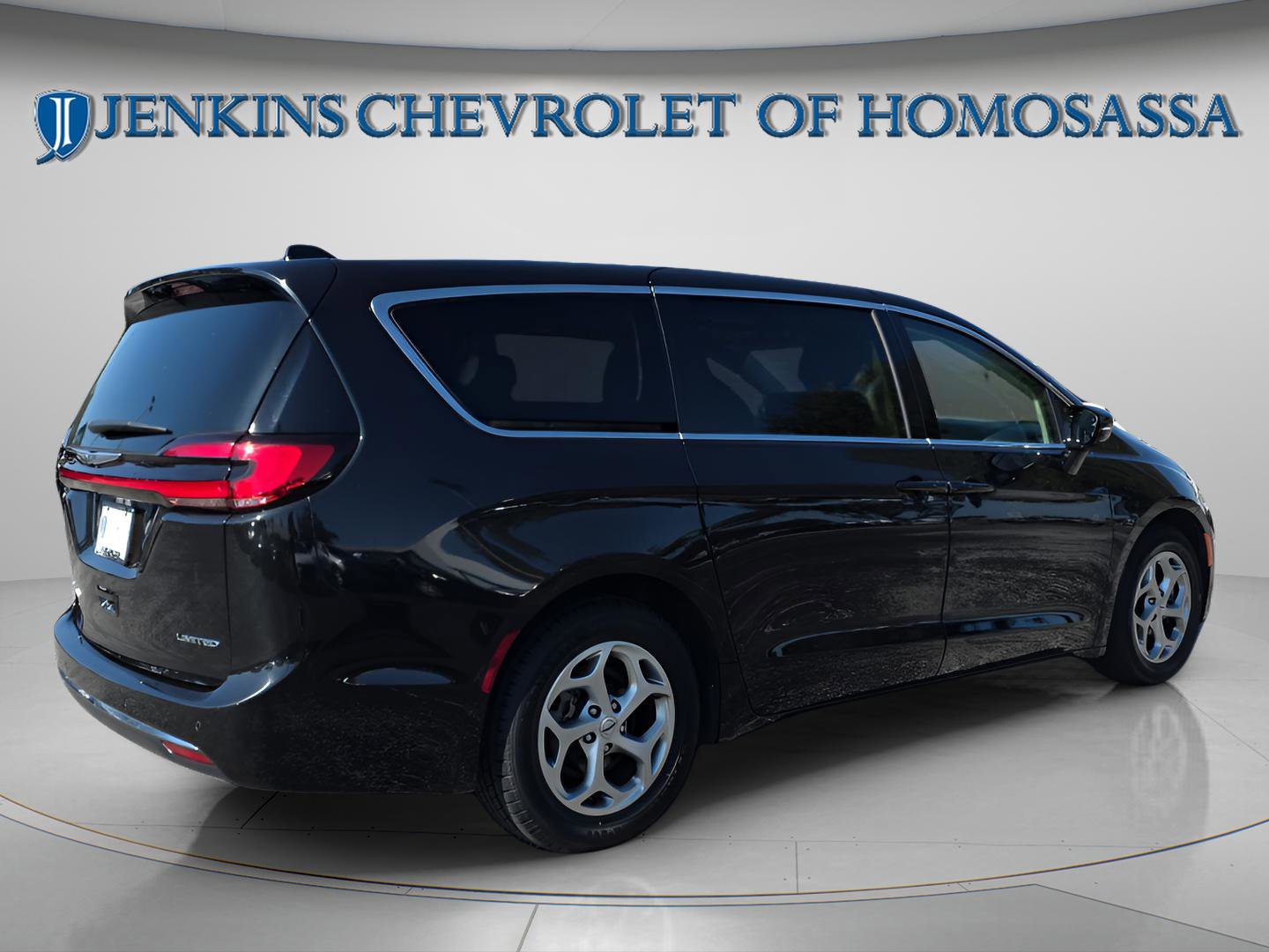Used 2024 Chrysler Pacifica Limited FWD image 3