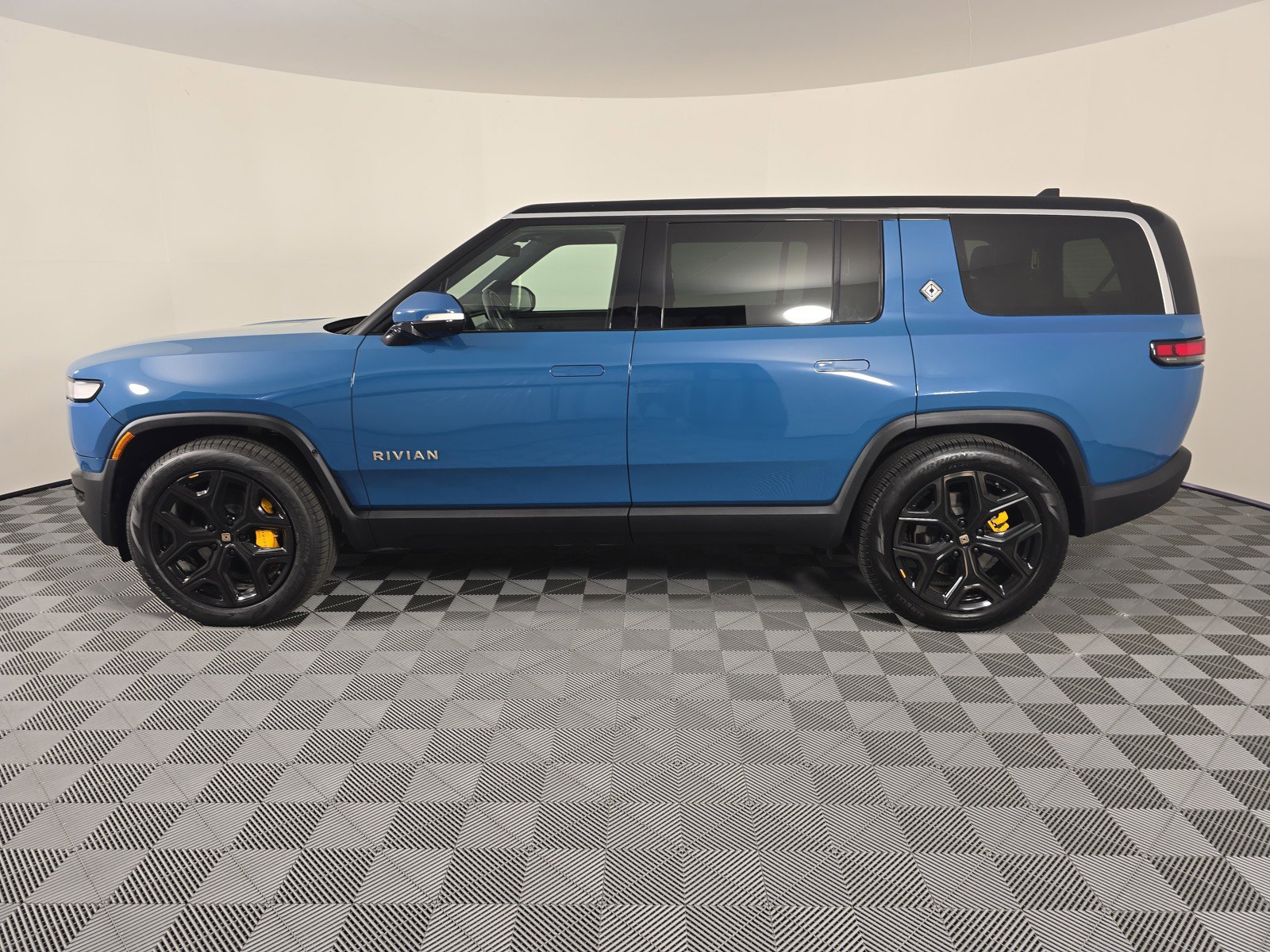 Used 2022 Rivian R1S Launch Edition image 2