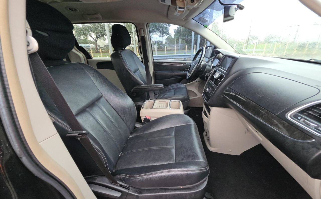 Used 2014 Chrysler Town & Country Touring FWD image 8