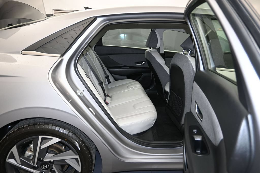 Used 2025 Hyundai Elantra Limited FWD image 28