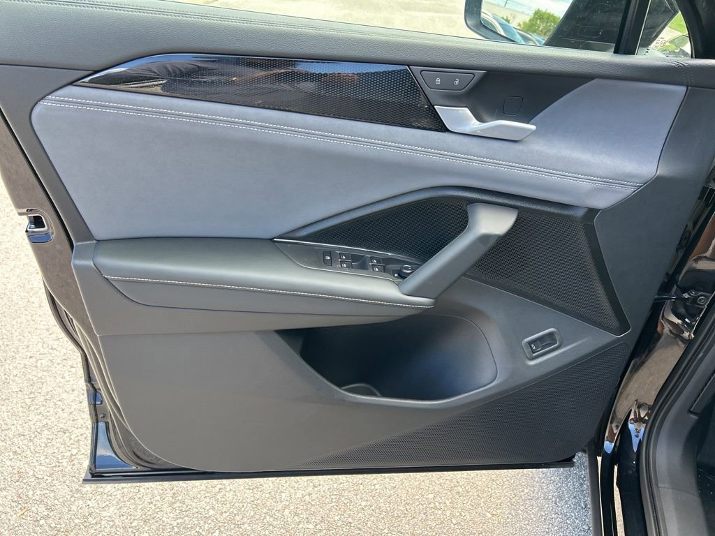 New 2025 Volkswagen Tiguan SE image 11