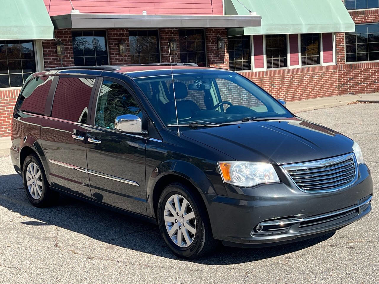 Used 2011 Chrysler Town & Country Touring-L image 5