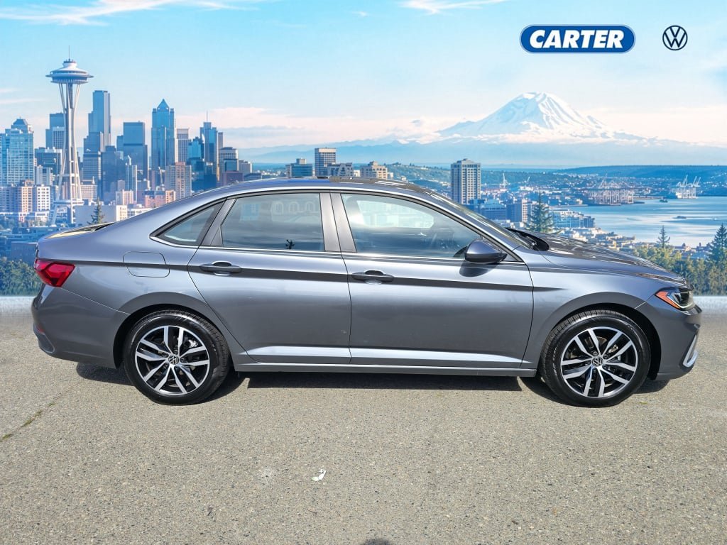 Used 2025 Volkswagen Jetta SE FWD image 2
