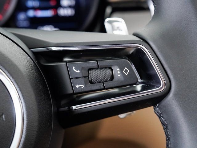 Certified 2025 Porsche Macan image 14