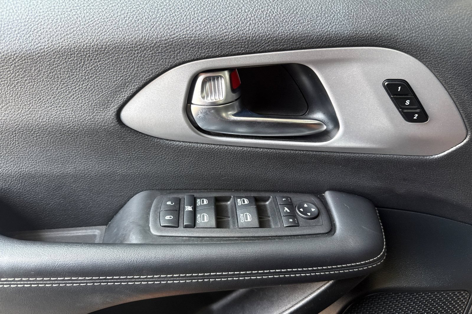 Used 2025 Chrysler Pacifica Limited FWD image 10