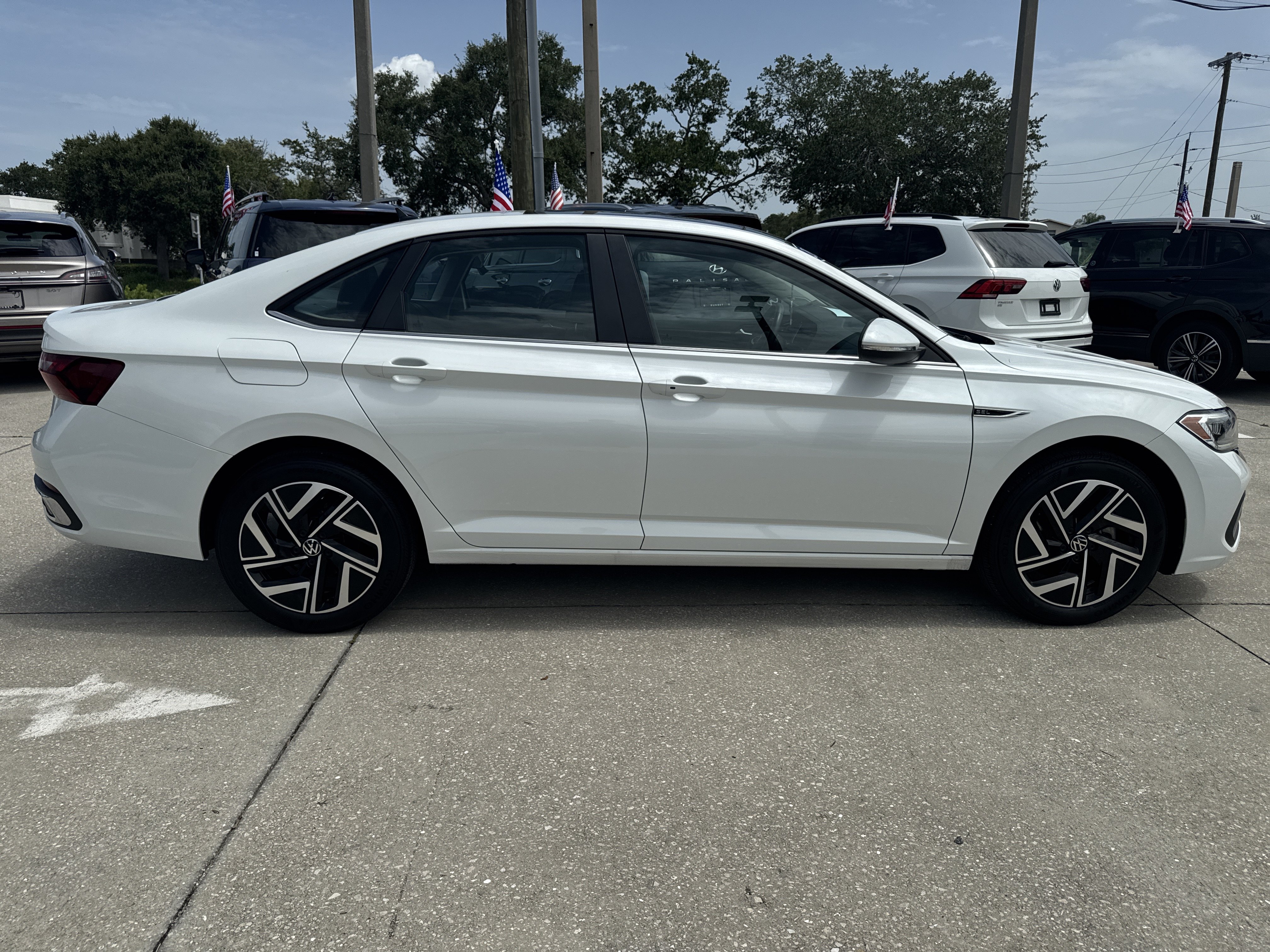 Used 2023 Volkswagen Jetta SEL FWD image 3