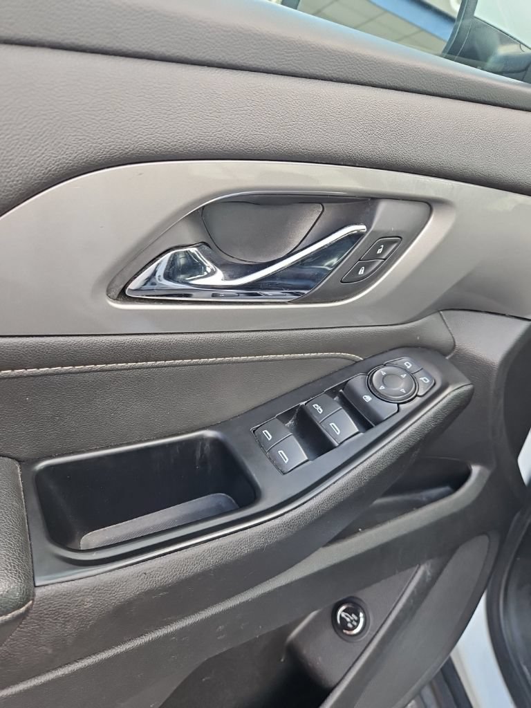 Used 2023 Chevrolet Traverse LT FWD image 11