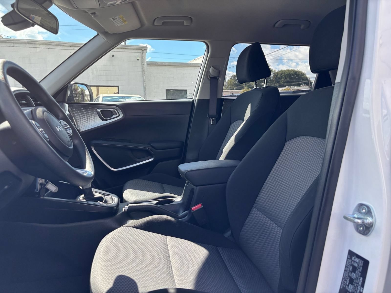 Used 2025 Kia Soul LX w/ LX Technology Package FWD image 24